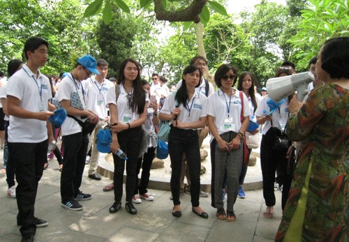Đoàn đại biểu thanh niên kiều bào tham dự trại hè VN 2013 dâng hương tại đền Hùng - ảnh 5